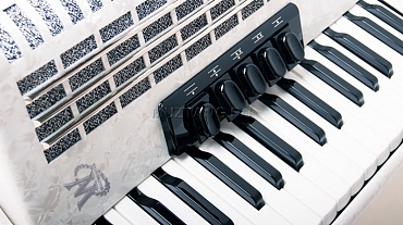 Аккордеон Weltmeister Achat 80 34/80/III/5/3, белый